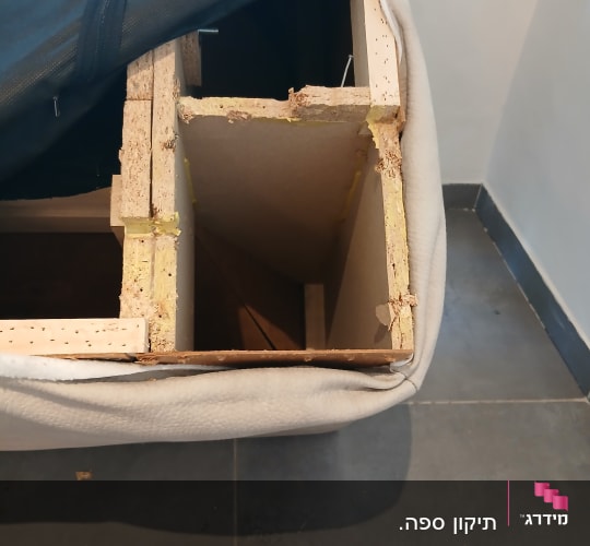 חלק פנימי של ספה עם מסגרת עץ ותפירה